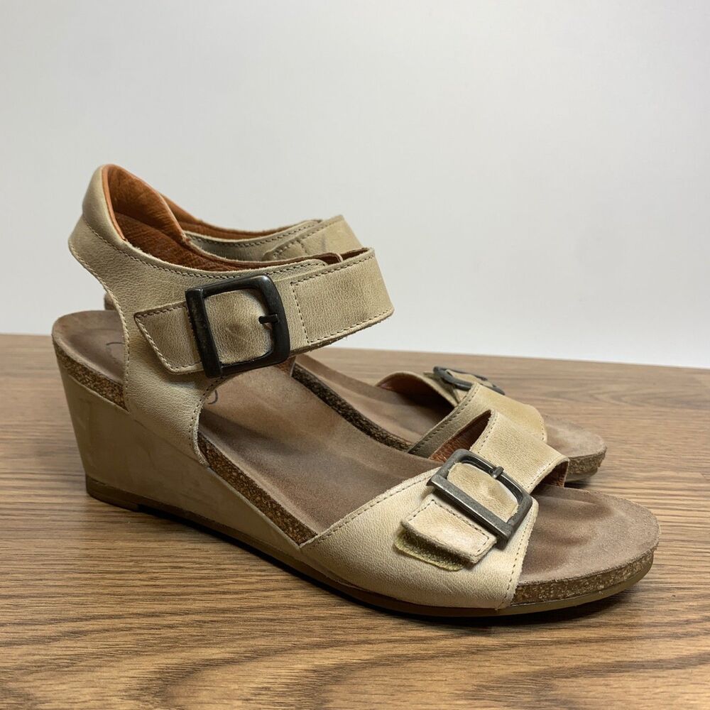 Taos Buckle Up Leather Wedge Sandals Ankle Strap Tan Womens Size 8 - 8.5 Comfort